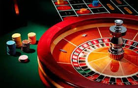 Tampilan close-up meja roulette langsung dengan dealer profesional di dolar 4d