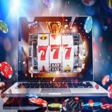 Studio kasino langsung Medusa II dengan meja blackjack dan dealer profesional